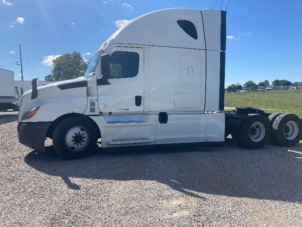 Sleeper Tractor-Heavy Duty Tractors-Freightliner-2021-T12664ST-Somerset-KY-581,975\n\t\tmiles-$ 55,000 - Image 4
