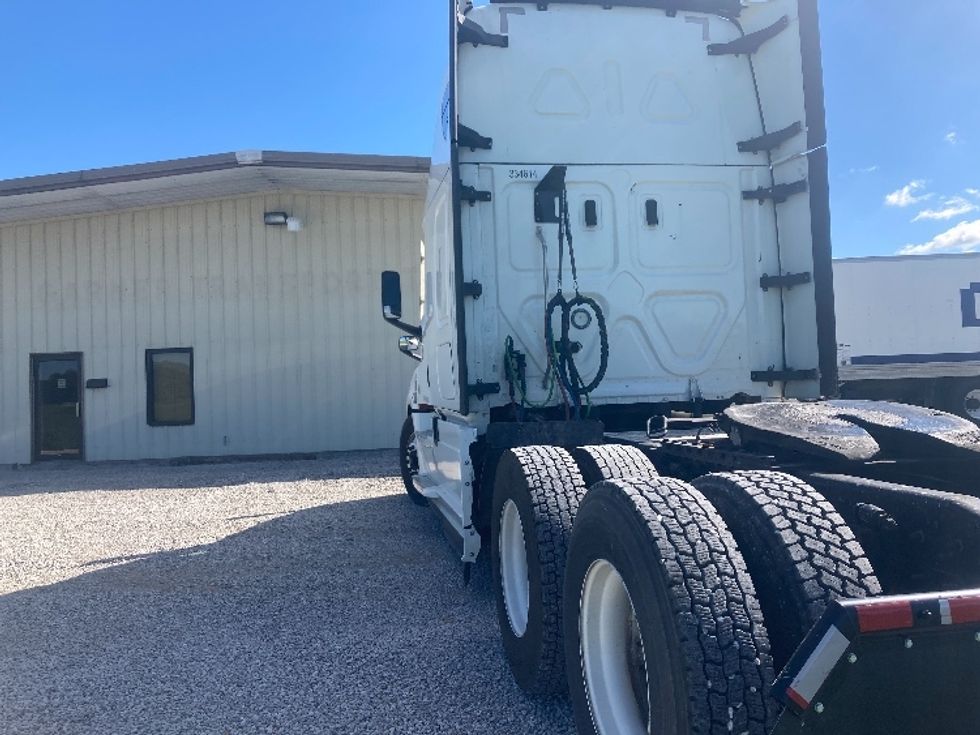Sleeper Tractor-Heavy Duty Tractors-Freightliner-2021-T12664ST-Somerset-KY-581,975\n\t\tmiles-$ 55,000 - Image 5