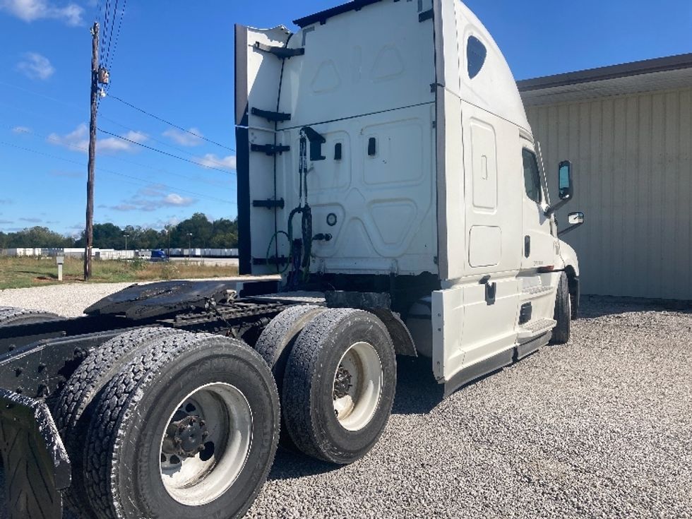 Sleeper Tractor-Heavy Duty Tractors-Freightliner-2021-T12664ST-Somerset-KY-581,975\n\t\tmiles-$ 55,000 - Image 7