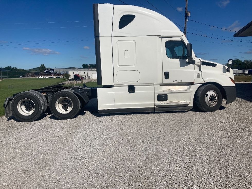 Sleeper Tractor-Heavy Duty Tractors-Freightliner-2021-T12664ST-Somerset-KY-581,975\n\t\tmiles-$ 55,000 - Image 8