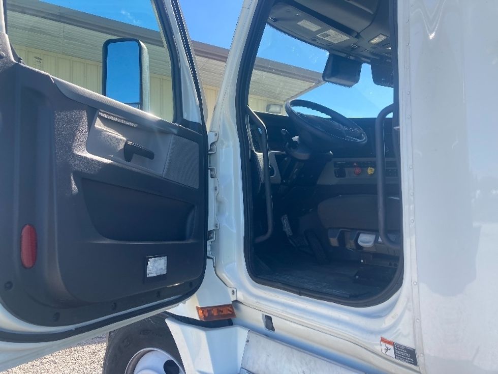 Sleeper Tractor-Heavy Duty Tractors-Freightliner-2021-T12664ST-Somerset-KY-581,975\n\t\tmiles-$ 55,000 - Image 9