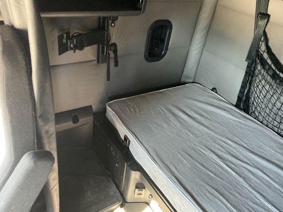 Sleeper Tractor-Heavy Duty Tractors-Freightliner-2021-T12664ST-South Bend-IN-480,952\n\t\tmiles-$ 64,500 - Image 20