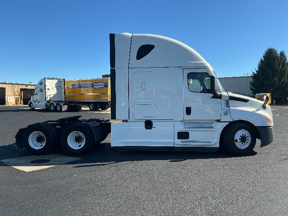 Sleeper Tractor-Heavy Duty Tractors-Freightliner-2021-T12664ST-South Bend-IN-480,952\n\t\tmiles-$ 64,500 - Image 8