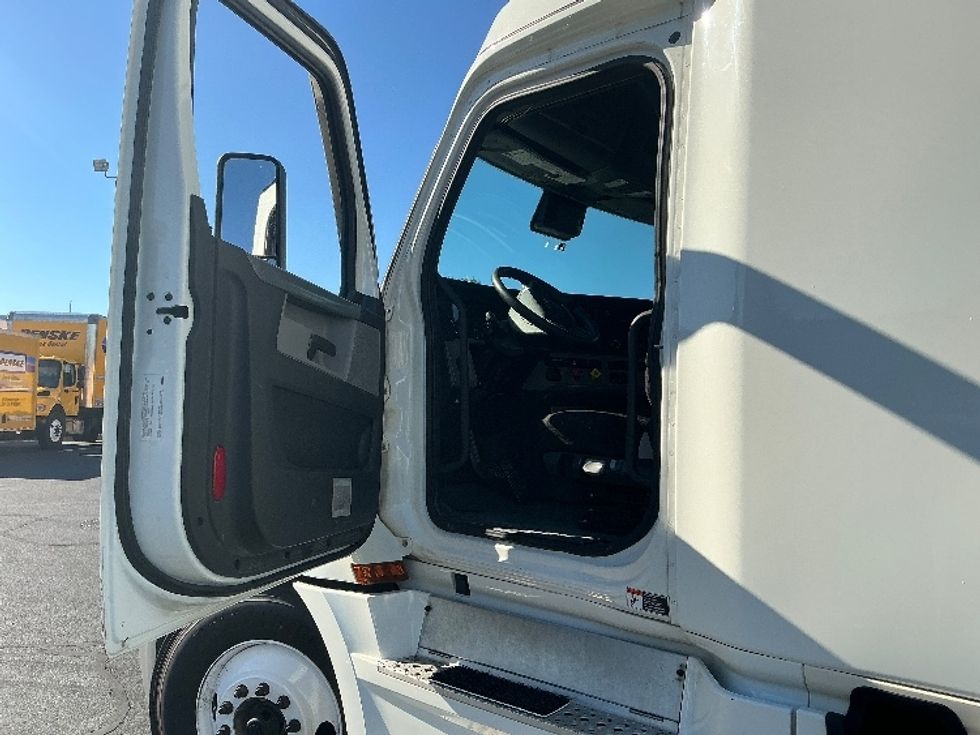 Sleeper Tractor-Heavy Duty Tractors-Freightliner-2021-T12664ST-South Bend-IN-480,952\n\t\tmiles-$ 64,500 - Image 9