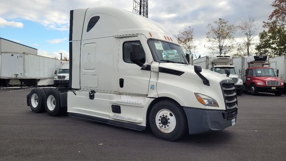 Sleeper Tractor-Heavy Duty Tractors-Freightliner-2021-T12664ST-South Plainfield-NJ-509,961\n\t\tmiles-$ 61,250 - Image 1