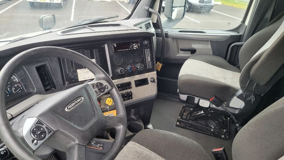 Sleeper Tractor-Heavy Duty Tractors-Freightliner-2021-T12664ST-South Plainfield-NJ-509,961\n\t\tmiles-$ 61,250 - Image 10