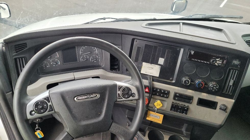 Sleeper Tractor-Heavy Duty Tractors-Freightliner-2021-T12664ST-South Plainfield-NJ-509,961\n\t\tmiles-$ 61,250 - Image 11