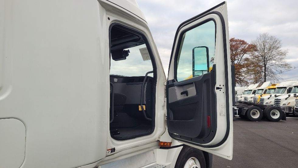 Sleeper Tractor-Heavy Duty Tractors-Freightliner-2021-T12664ST-South Plainfield-NJ-509,961\n\t\tmiles-$ 61,250 - Image 13