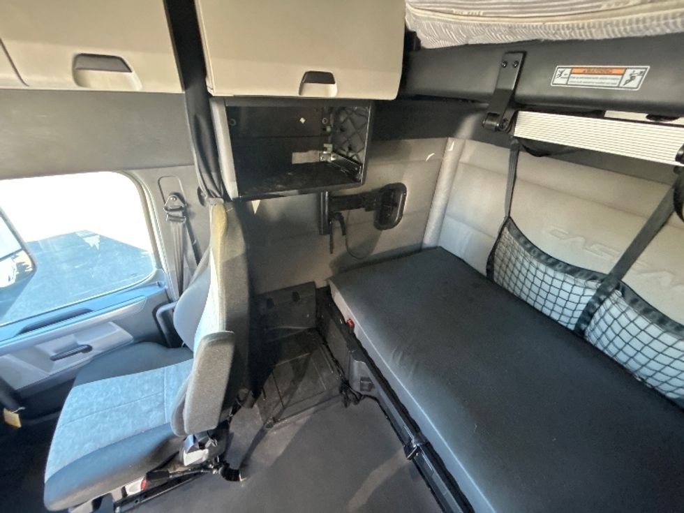 Sleeper Tractor-Heavy Duty Tractors-Freightliner-2021-T12664ST-South Plainfield-NJ-509,961\n\t\tmiles-$ 61,250 - Image 19
