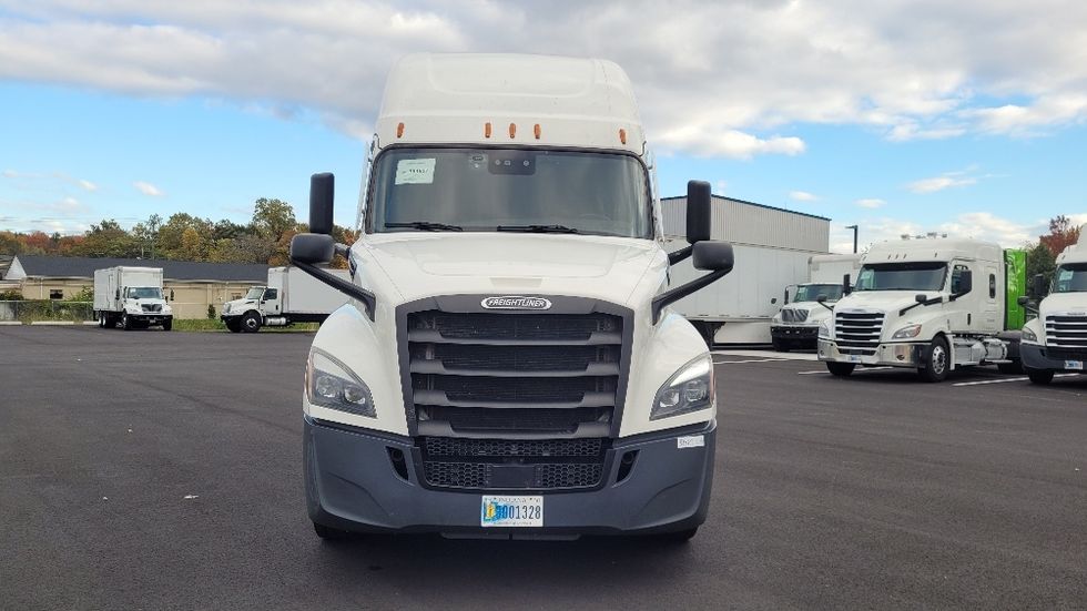Sleeper Tractor-Heavy Duty Tractors-Freightliner-2021-T12664ST-South Plainfield-NJ-509,961\n\t\tmiles-$ 61,250 - Image 2