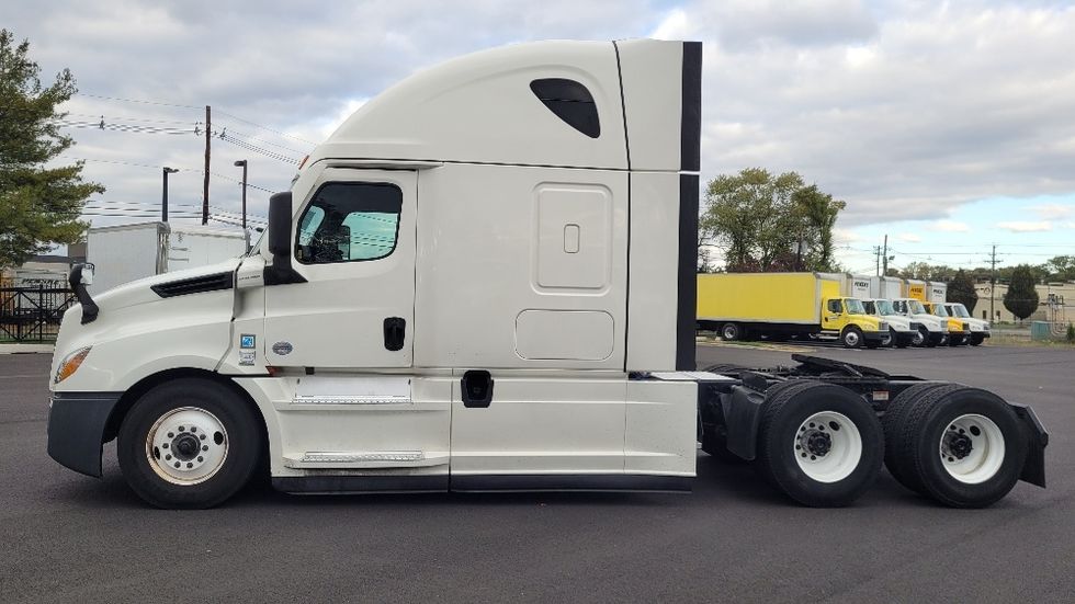 Sleeper Tractor-Heavy Duty Tractors-Freightliner-2021-T12664ST-South Plainfield-NJ-509,961\n\t\tmiles-$ 61,250 - Image 4