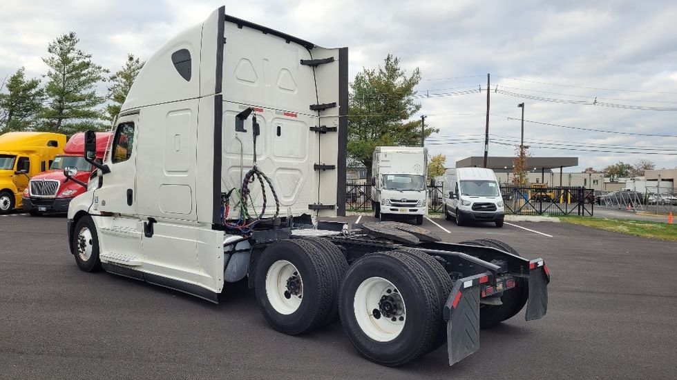 Sleeper Tractor-Heavy Duty Tractors-Freightliner-2021-T12664ST-South Plainfield-NJ-509,961\n\t\tmiles-$ 61,250 - Image 5