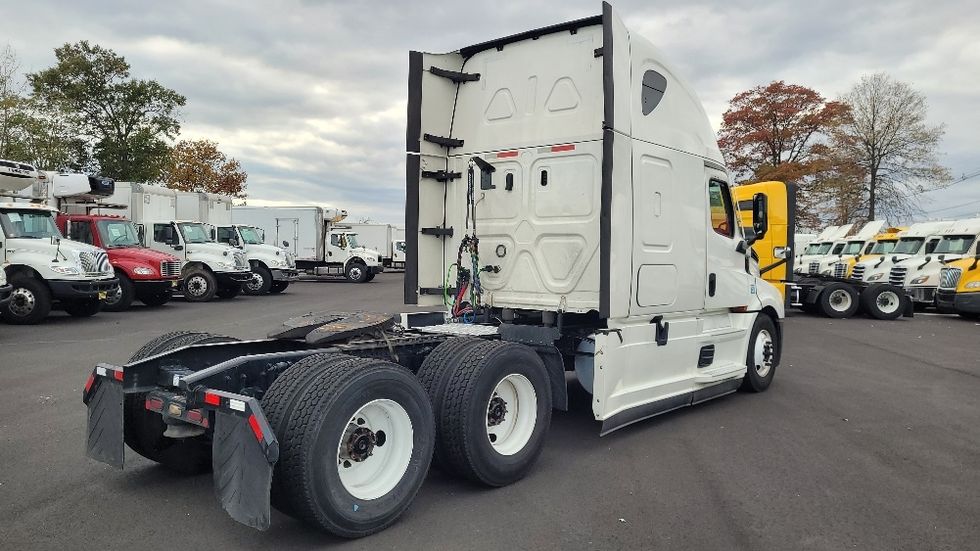 Sleeper Tractor-Heavy Duty Tractors-Freightliner-2021-T12664ST-South Plainfield-NJ-509,961\n\t\tmiles-$ 61,250 - Image 7