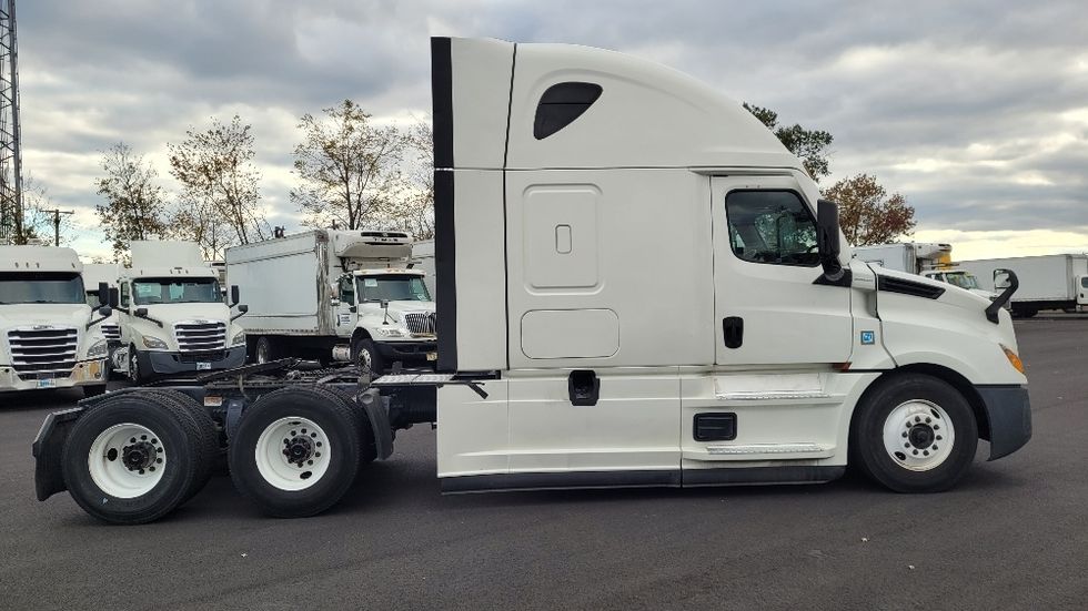 Sleeper Tractor-Heavy Duty Tractors-Freightliner-2021-T12664ST-South Plainfield-NJ-509,961\n\t\tmiles-$ 61,250 - Image 8