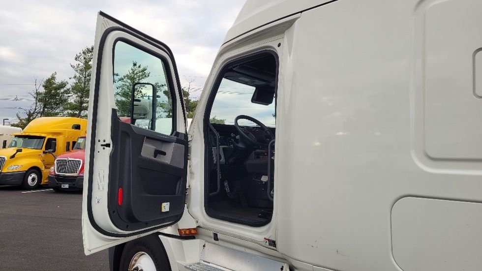 Sleeper Tractor-Heavy Duty Tractors-Freightliner-2021-T12664ST-South Plainfield-NJ-509,961\n\t\tmiles-$ 61,250 - Image 9