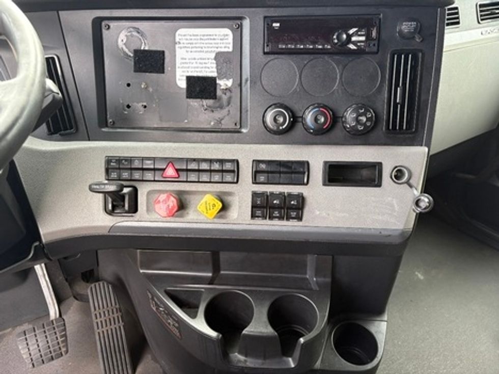 Sleeper Tractor-Heavy Duty Tractors-Freightliner-2021-T12664ST-South Plainfield-NJ-578,792\n\t\tmiles-$ 52,000 - Image 11