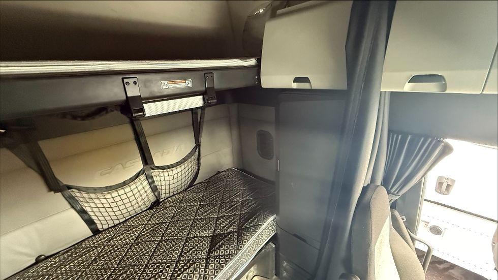 Sleeper Tractor-Heavy Duty Tractors-Freightliner-2021-T12664ST-South Plainfield-NJ-578,792\n\t\tmiles-$ 52,000 - Image 13