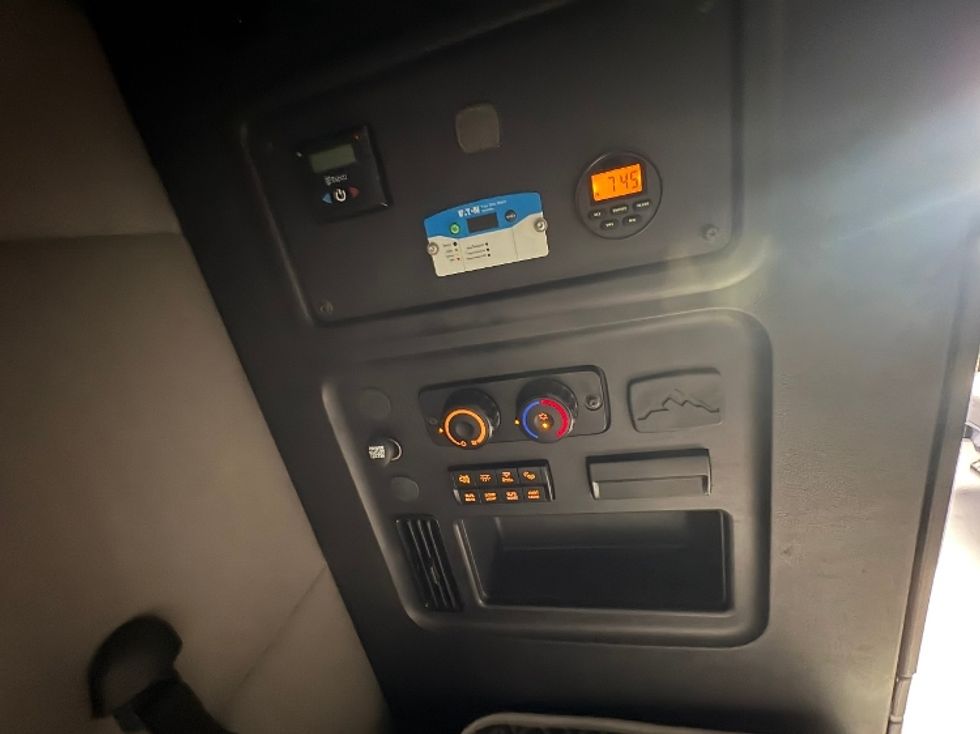 Sleeper Tractor-Heavy Duty Tractors-Freightliner-2021-T12664ST-South Plainfield-NJ-578,792\n\t\tmiles-$ 52,000 - Image 14