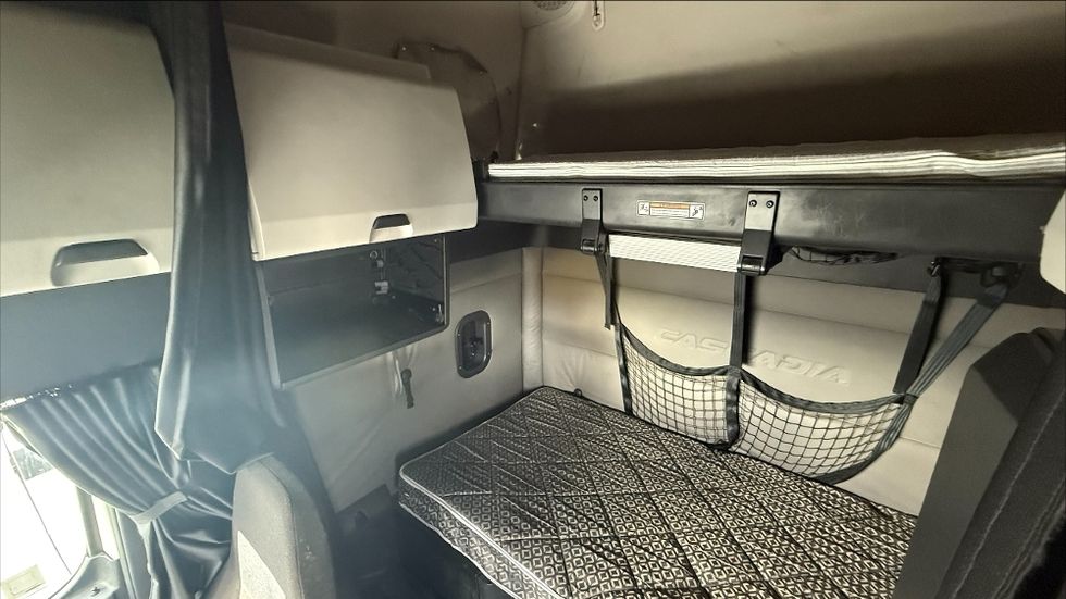 Sleeper Tractor-Heavy Duty Tractors-Freightliner-2021-T12664ST-South Plainfield-NJ-578,792\n\t\tmiles-$ 52,000 - Image 15