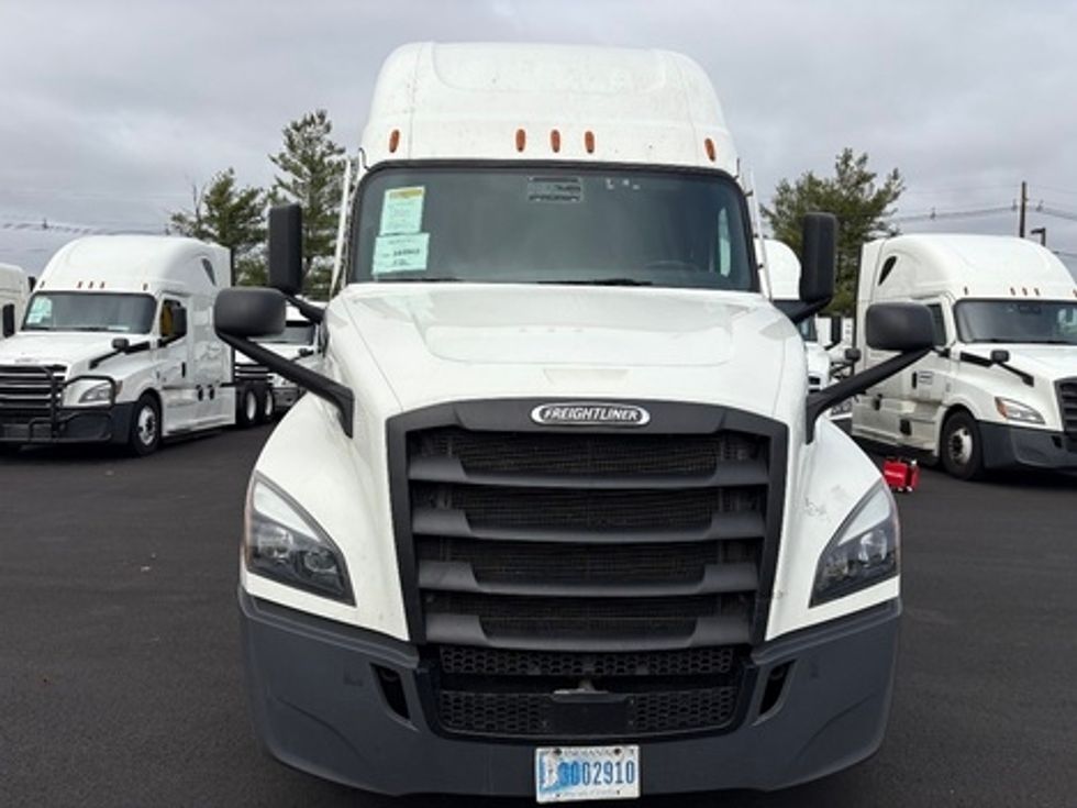 Sleeper Tractor-Heavy Duty Tractors-Freightliner-2021-T12664ST-South Plainfield-NJ-578,792\n\t\tmiles-$ 52,000 - Image 2