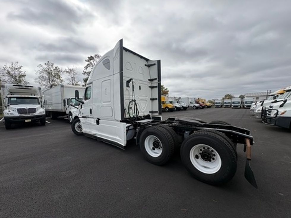 Sleeper Tractor-Heavy Duty Tractors-Freightliner-2021-T12664ST-South Plainfield-NJ-578,792\n\t\tmiles-$ 52,000 - Image 6