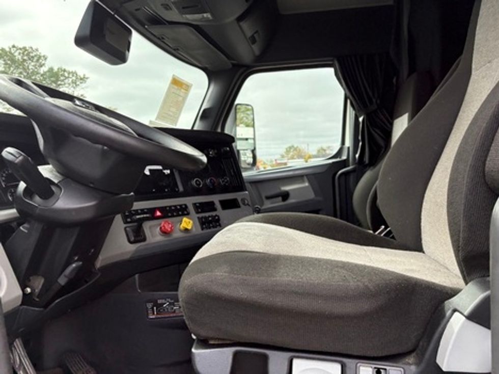 Sleeper Tractor-Heavy Duty Tractors-Freightliner-2021-T12664ST-South Plainfield-NJ-578,792\n\t\tmiles-$ 52,000 - Image 9