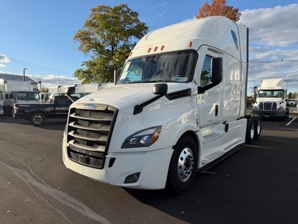Sleeper Tractor-Heavy Duty Tractors-Freightliner-2021-T12664ST-South Plainfield-NJ-586,671\n\t\tmiles-$ 61,500 - Image 1