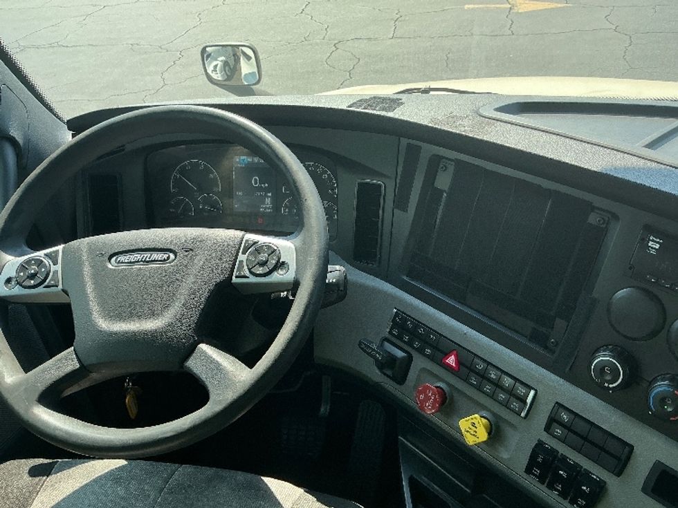Sleeper Tractor-Heavy Duty Tractors-Freightliner-2021-T12664ST-South Plainfield-NJ-586,671\n\t\tmiles-$ 61,500 - Image 11