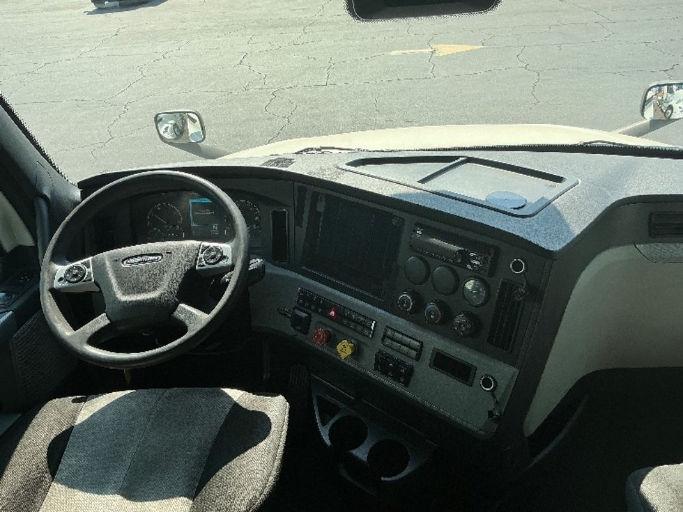 Sleeper Tractor-Heavy Duty Tractors-Freightliner-2021-T12664ST-South Plainfield-NJ-586,671\n\t\tmiles-$ 61,500 - Image 12