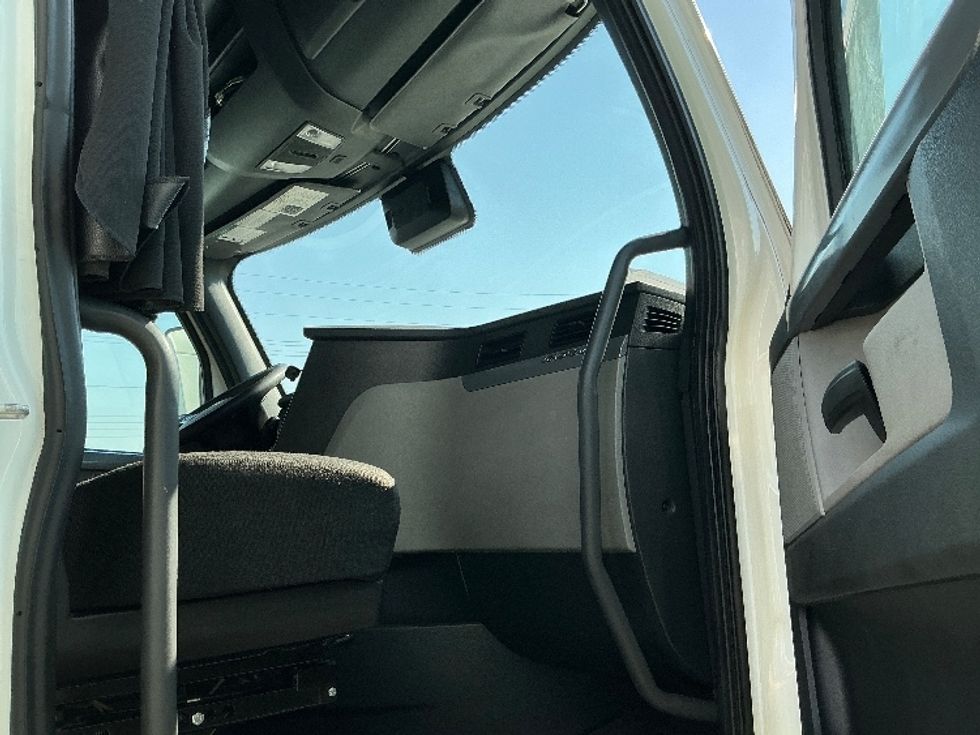 Sleeper Tractor-Heavy Duty Tractors-Freightliner-2021-T12664ST-South Plainfield-NJ-586,671\n\t\tmiles-$ 61,500 - Image 13