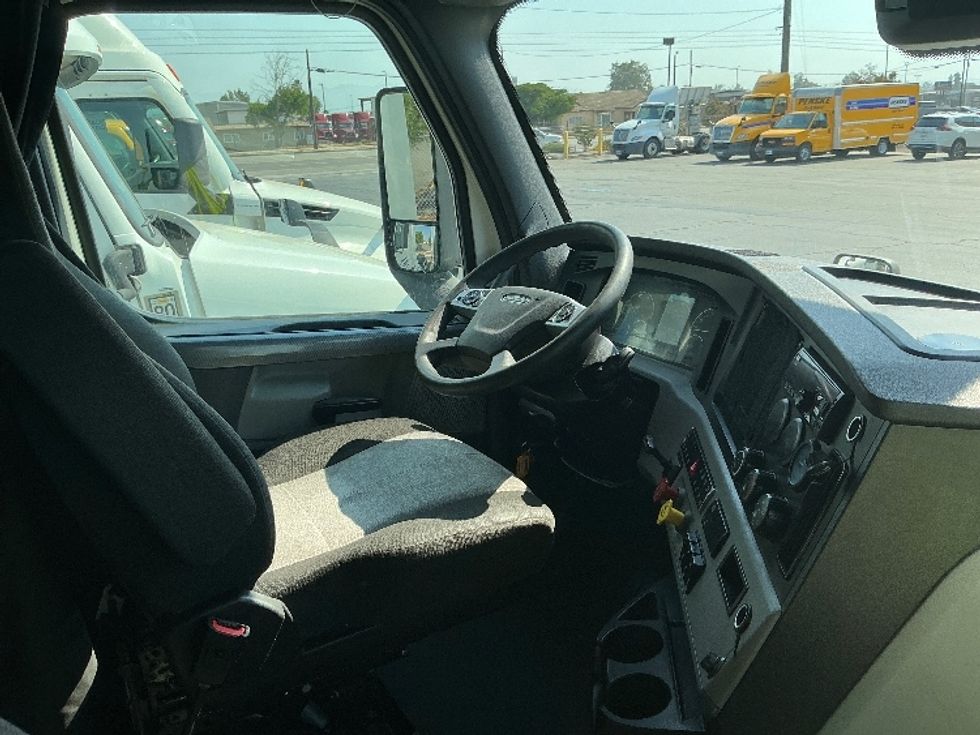 Sleeper Tractor-Heavy Duty Tractors-Freightliner-2021-T12664ST-South Plainfield-NJ-586,671\n\t\tmiles-$ 61,500 - Image 15