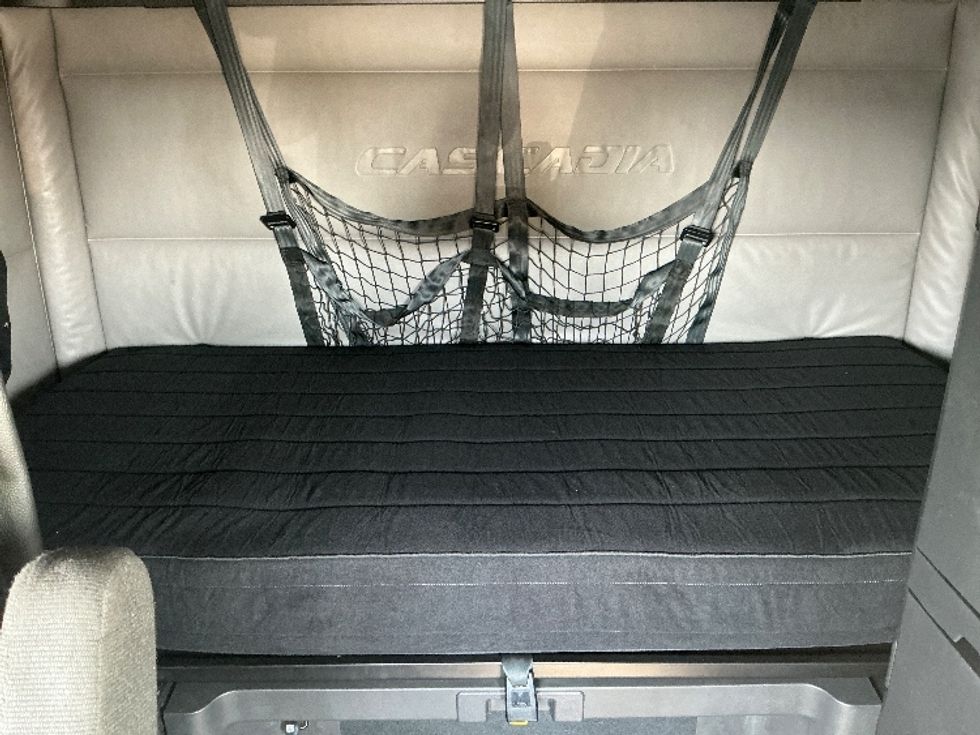 Sleeper Tractor-Heavy Duty Tractors-Freightliner-2021-T12664ST-South Plainfield-NJ-586,671\n\t\tmiles-$ 61,500 - Image 16