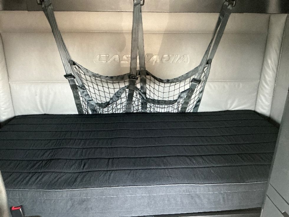 Sleeper Tractor-Heavy Duty Tractors-Freightliner-2021-T12664ST-South Plainfield-NJ-586,671\n\t\tmiles-$ 61,500 - Image 17