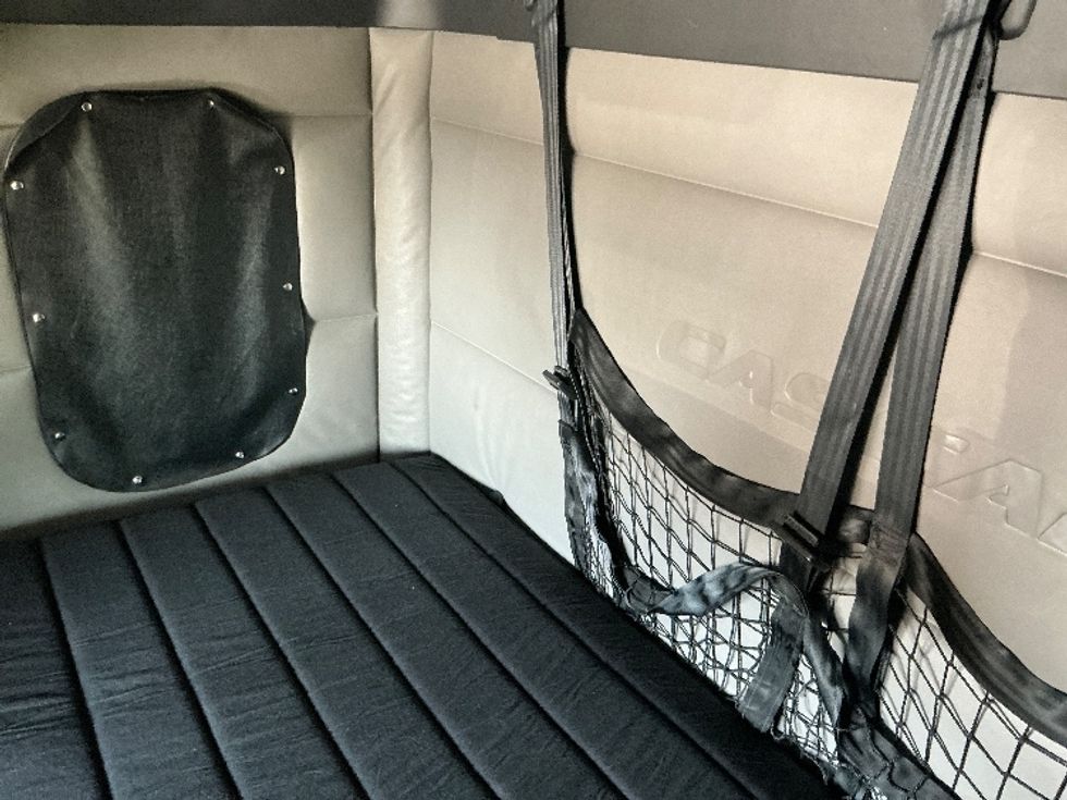 Sleeper Tractor-Heavy Duty Tractors-Freightliner-2021-T12664ST-South Plainfield-NJ-586,671\n\t\tmiles-$ 61,500 - Image 19