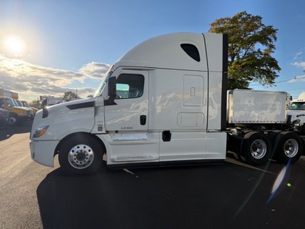 Sleeper Tractor-Heavy Duty Tractors-Freightliner-2021-T12664ST-South Plainfield-NJ-586,671\n\t\tmiles-$ 61,500 - Image 3