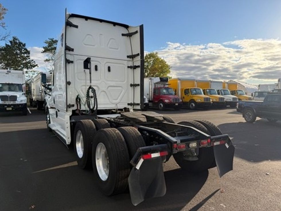 Sleeper Tractor-Heavy Duty Tractors-Freightliner-2021-T12664ST-South Plainfield-NJ-586,671\n\t\tmiles-$ 61,500 - Image 4