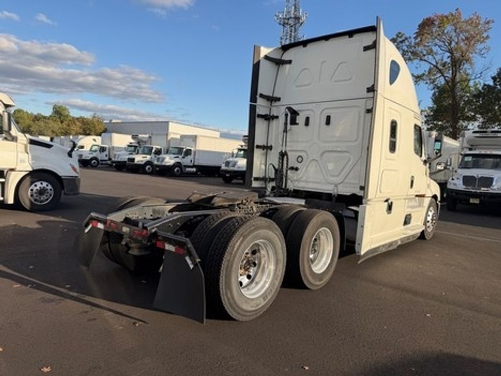 Sleeper Tractor-Heavy Duty Tractors-Freightliner-2021-T12664ST-South Plainfield-NJ-586,671\n\t\tmiles-$ 61,500 - Image 7
