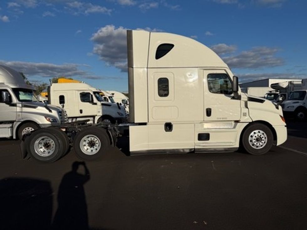 Sleeper Tractor-Heavy Duty Tractors-Freightliner-2021-T12664ST-South Plainfield-NJ-586,671\n\t\tmiles-$ 61,500 - Image 8