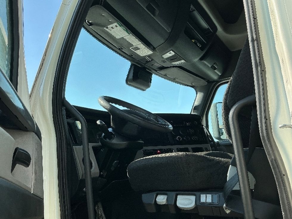 Sleeper Tractor-Heavy Duty Tractors-Freightliner-2021-T12664ST-South Plainfield-NJ-586,671\n\t\tmiles-$ 61,500 - Image 9