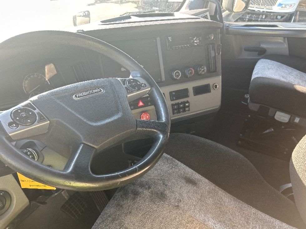 Sleeper Tractor-Heavy Duty Tractors-Freightliner-2021-T12664ST-Sparks-NV-515,549\n\t\tmiles-$ 70,500 - Image 10