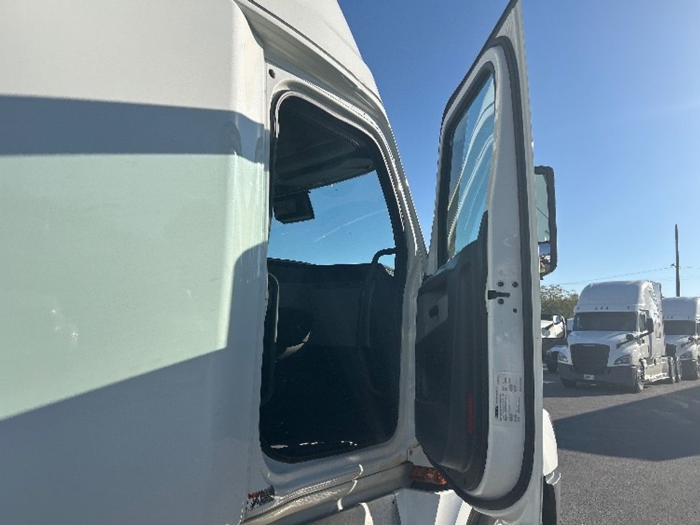 Sleeper Tractor-Heavy Duty Tractors-Freightliner-2021-T12664ST-Sparks-NV-515,549\n\t\tmiles-$ 70,500 - Image 13