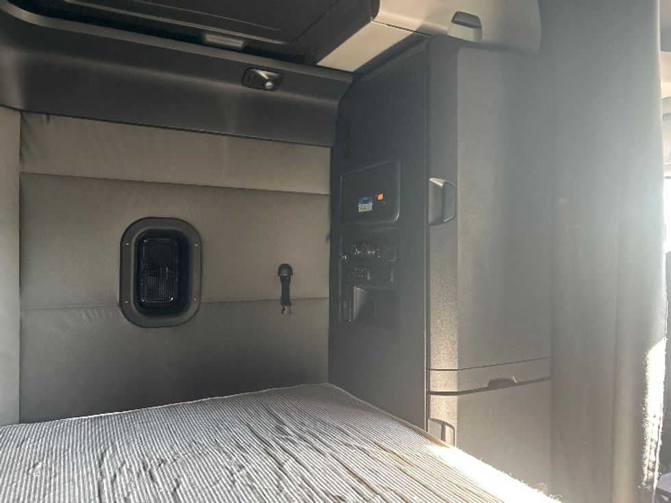 Sleeper Tractor-Heavy Duty Tractors-Freightliner-2021-T12664ST-Sparks-NV-515,549\n\t\tmiles-$ 70,500 - Image 18