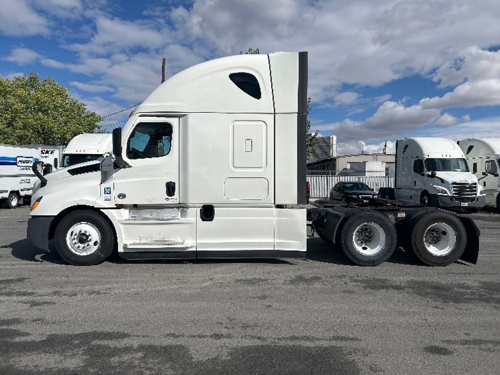 Sleeper Tractor-Heavy Duty Tractors-Freightliner-2021-T12664ST-Sparks-NV-515,549\n\t\tmiles-$ 70,500 - Image 4