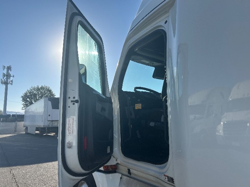 Sleeper Tractor-Heavy Duty Tractors-Freightliner-2021-T12664ST-Sparks-NV-515,549\n\t\tmiles-$ 70,500 - Image 9