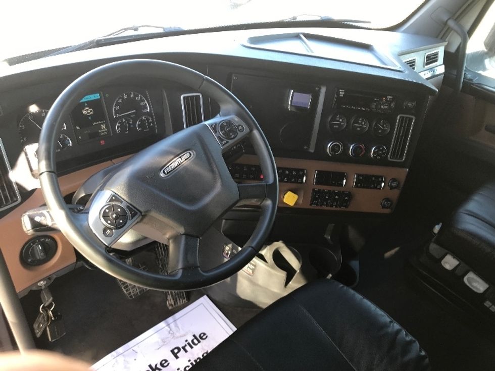 Sleeper Tractor-Heavy Duty Tractors-Freightliner-2021-T12664ST-Ste-Foy-PQ-594,443\n\t\tkm-$ 98,500 - Image 10