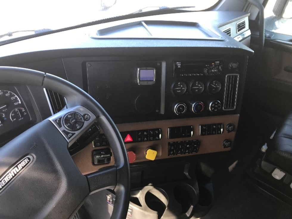 Sleeper Tractor-Heavy Duty Tractors-Freightliner-2021-T12664ST-Ste-Foy-PQ-594,443\n\t\tkm-$ 98,500 - Image 12