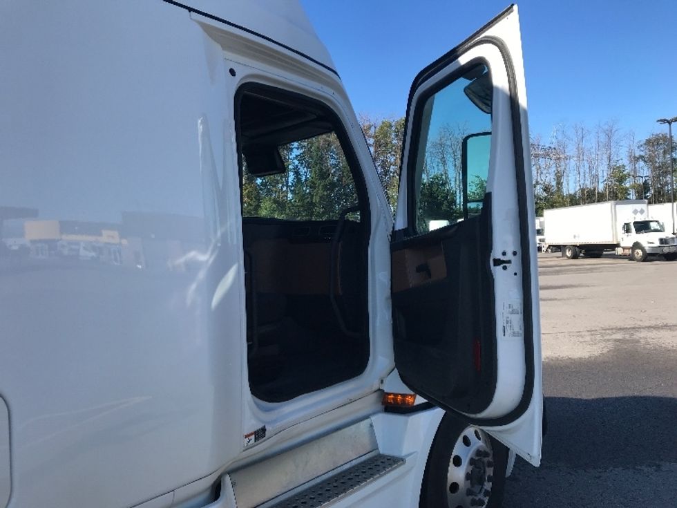 Sleeper Tractor-Heavy Duty Tractors-Freightliner-2021-T12664ST-Ste-Foy-PQ-594,443\n\t\tkm-$ 98,500 - Image 13