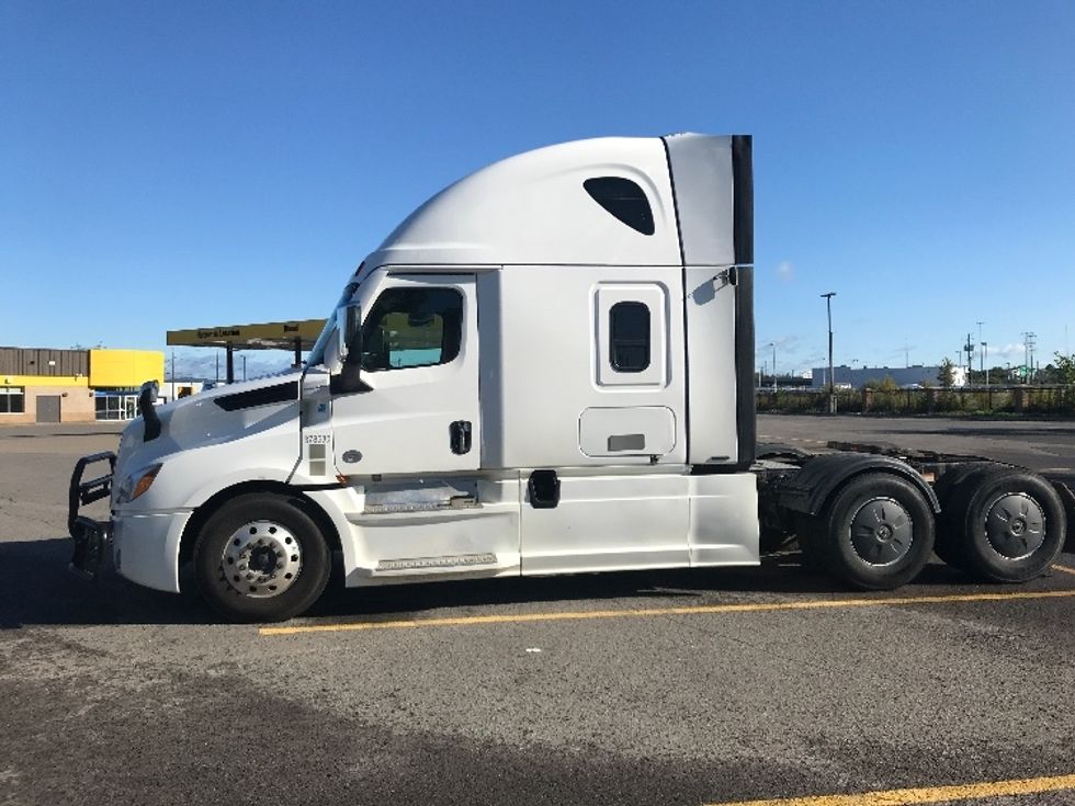 Sleeper Tractor-Heavy Duty Tractors-Freightliner-2021-T12664ST-Ste-Foy-PQ-594,443\n\t\tkm-$ 98,500 - Image 4