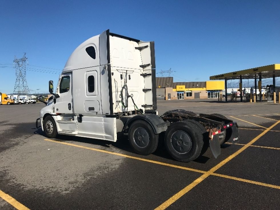 Sleeper Tractor-Heavy Duty Tractors-Freightliner-2021-T12664ST-Ste-Foy-PQ-594,443\n\t\tkm-$ 98,500 - Image 5