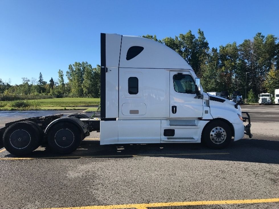 Sleeper Tractor-Heavy Duty Tractors-Freightliner-2021-T12664ST-Ste-Foy-PQ-594,443\n\t\tkm-$ 98,500 - Image 8